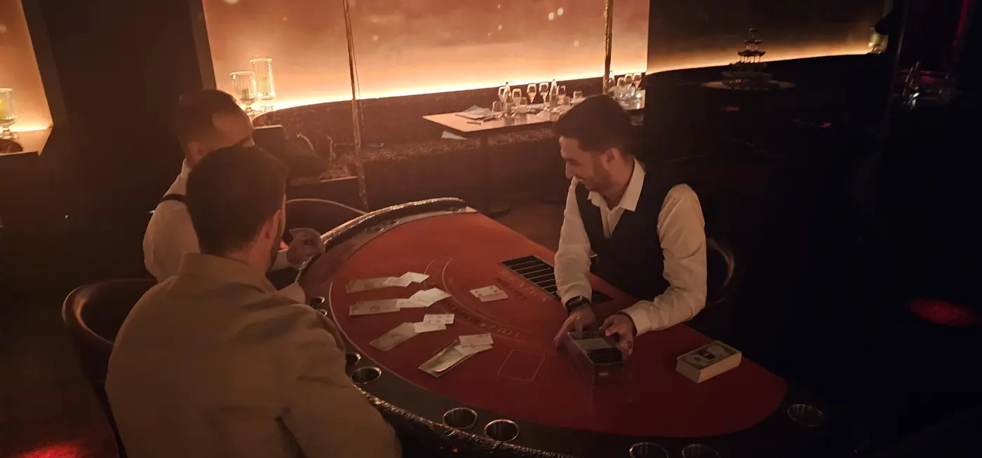 Evento temático James Bond 007 con mesas de casino