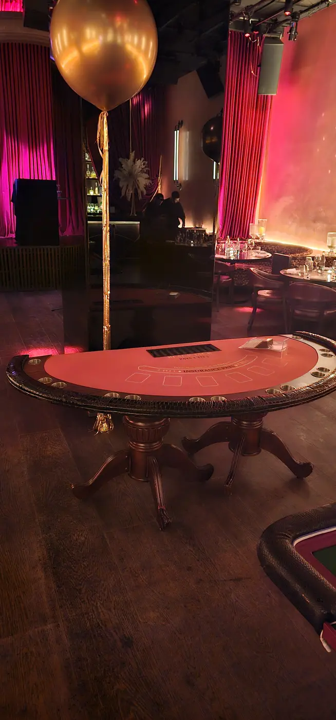 Mesa de casino en un evento temático James Bond