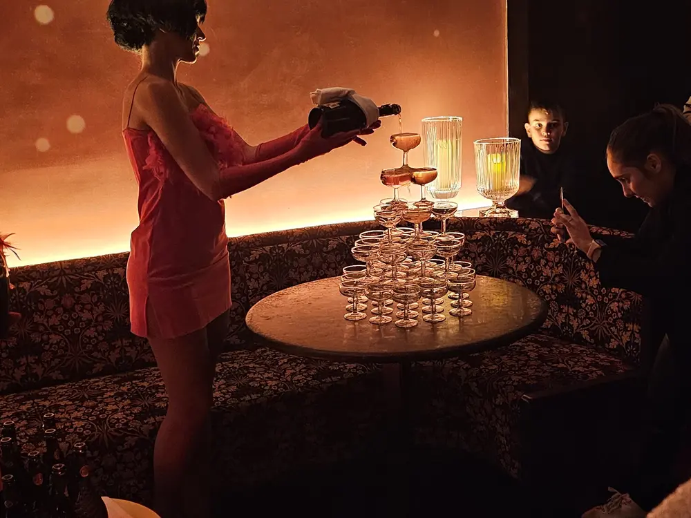 Fiesta temática Gatsby años 20 con mesas de casino