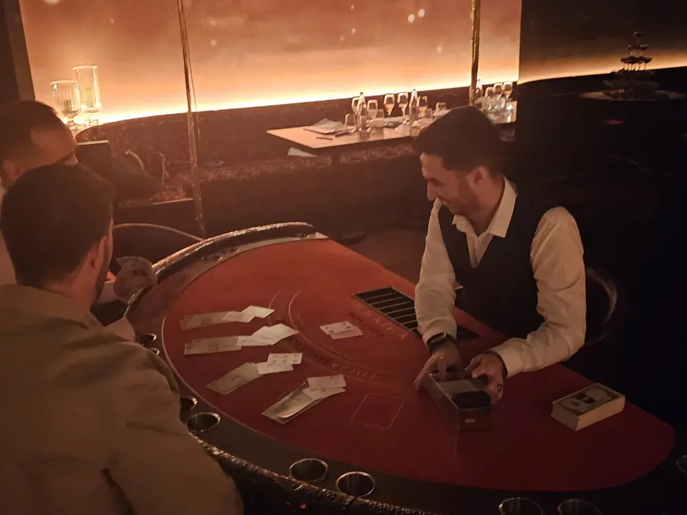 Evento temático James Bond 007 con mesas de casino