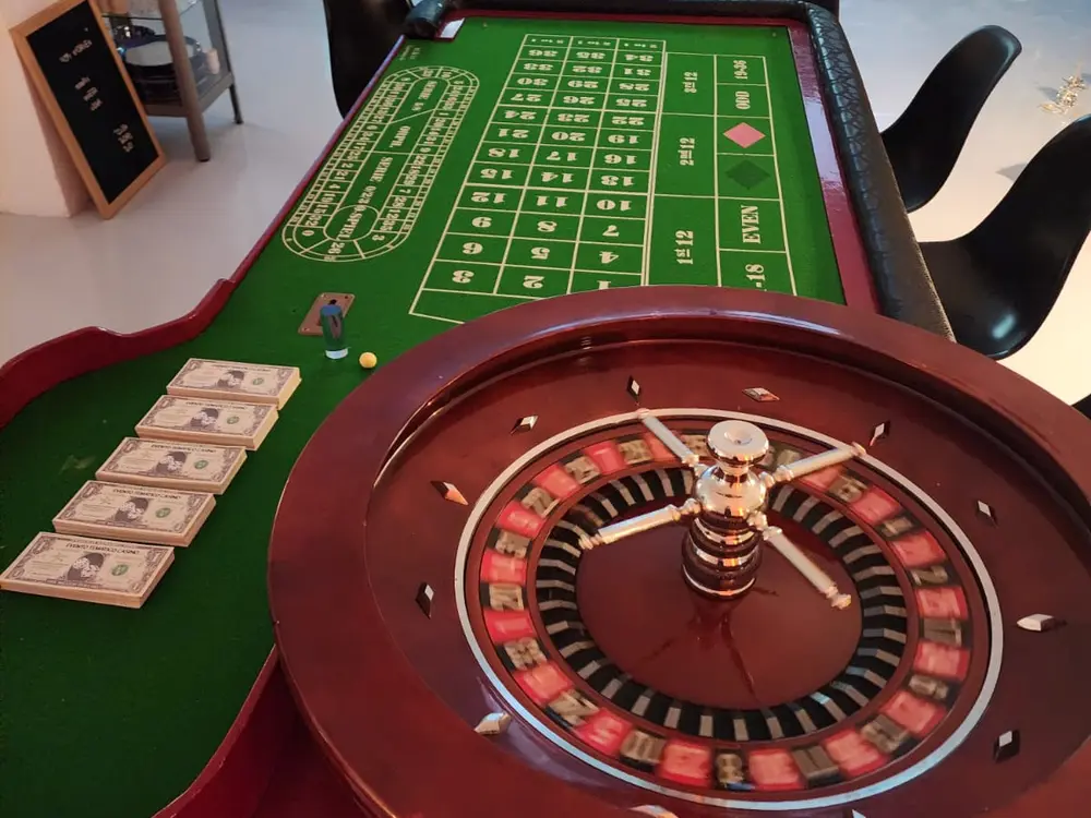 Mesa de ruleta francesa con cilindro profesional para eventos